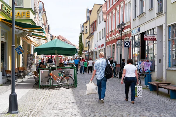 Tourists in the old town of Waren — Stock Photo, Image