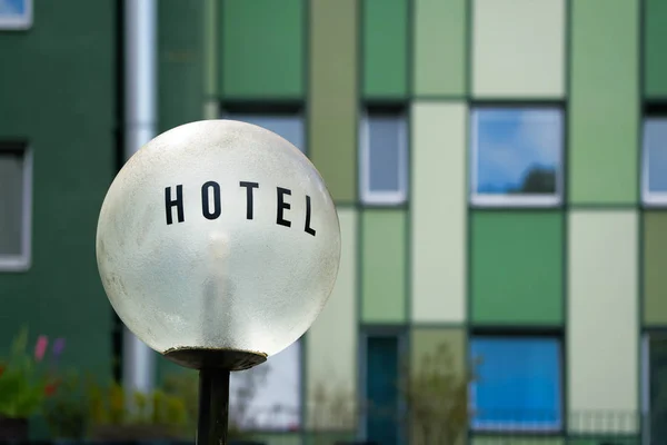 Lampe mit der Aufschrift "hotel" — Stockfoto