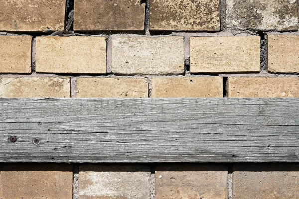 Tablero de madera en una fachada — Foto de Stock