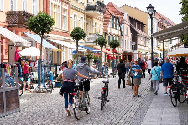 Tourists in the old town of Waren — Stock Photo, Image