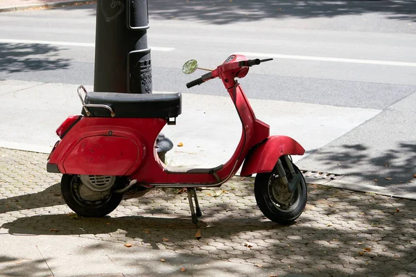 Scooter rouge à Berlin — Photo