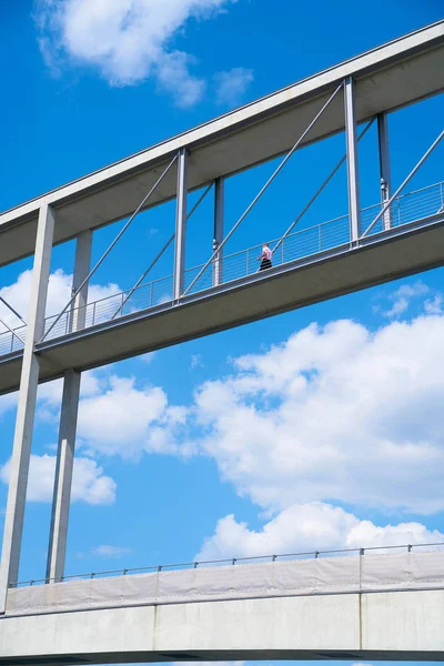 Man på en bro — Stockfoto