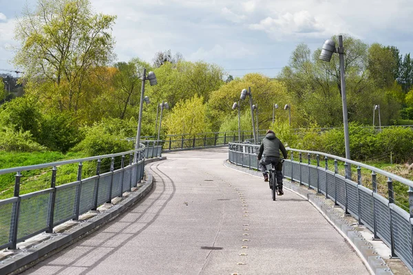 Ciclista en un puente — Foto de Stock