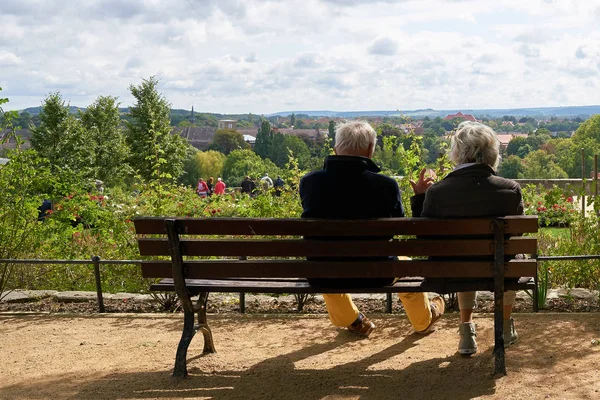 Συνταξιούχος ζευγάρι ηλικιωμένων κάθεται σε ένα παγκάκι — Φωτογραφία Αρχείου