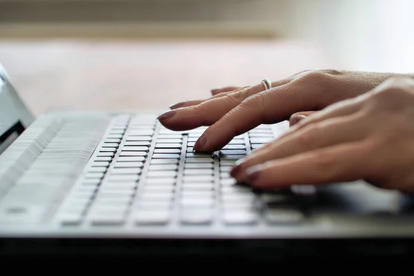 Pisanie na klawiaturze komputera — Zdjęcie stockowe