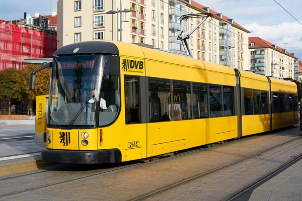 Gul spårvagn i Dresden — Stockfoto