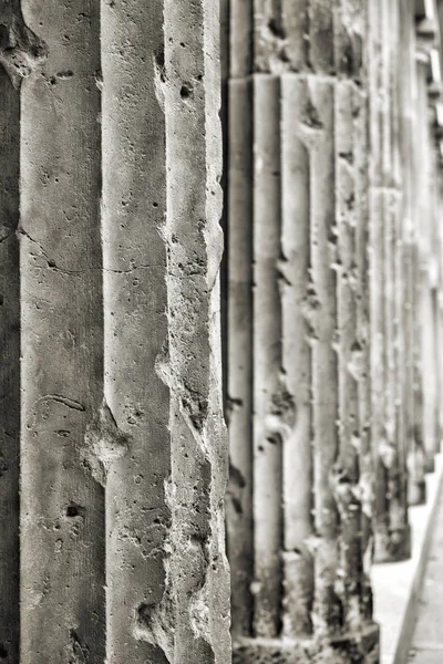 Velhos pilares danificados — Fotografia de Stock