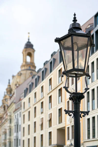 Pouliční lampa v centru Drážďan, města — Stock fotografie