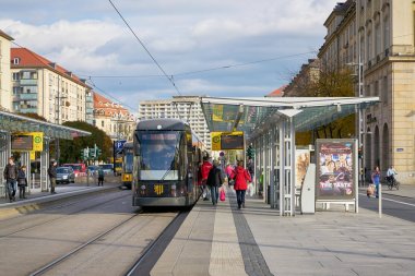 Tramvay durağı turist ve yerleşik Dresden ile