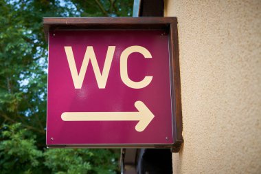  Bir umumi tuvalet iz