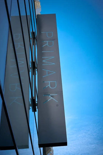 Φωτεινή επιγραφή σε ένα κατάστημα Primark σε Δρέσδη — Φωτογραφία Αρχείου