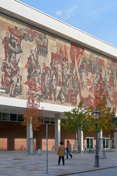 The Kulturpalast in Dresden with the mural "the way of the red flag" — Stock Photo, Image