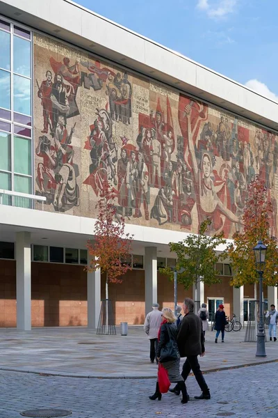 The Kulturpalast in Dresden with the mural "the way of the red flag" — Stock Photo, Image