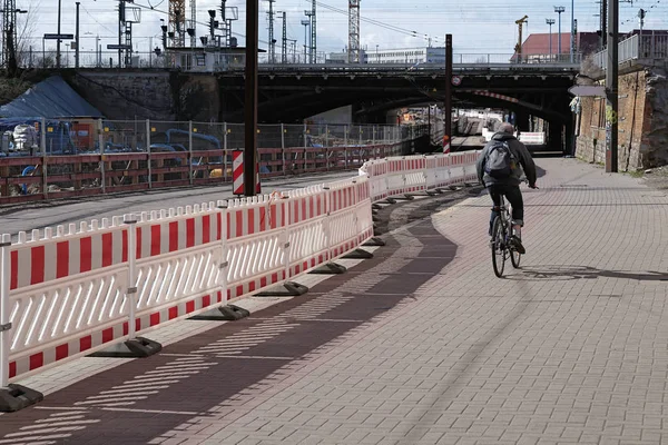 Ciclistas Una Barrera Construcción Sitio Construcción Del Túnel Ciudad Magdeburgo — Foto de Stock