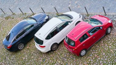Dresden, Almanya 11 Ekim 2017: Park arabalar bir otoparkta Dresden şehir merkezi