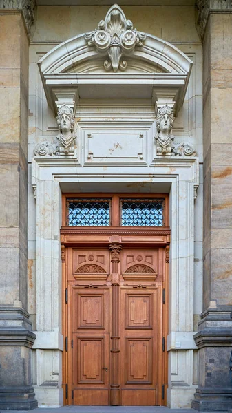 ドレスデンの歴史的中心の古い家のドア — ストック写真