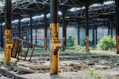 Magdeburg terkedilmiş bir fabrikada harap fabrika binası                               
