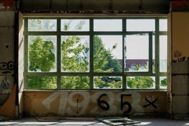 Magdeburg Almanya'da terkedilmiş bir fabrikada bir pencereden görüntüleme
