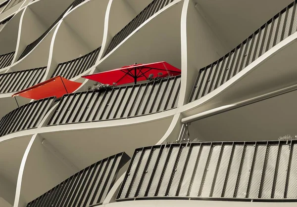 Fassade Eines Wohnhauses Mit Zwei Roten Sonnenschirmen — Stockfoto