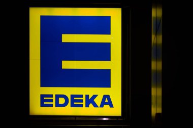  Magdeburg, Almanya 25 Aralık 2017: Neon tabela bir Edeka süpermarket şehir Magdeburg cephesinde. Edeka 1898 yılında kuruldu.                              