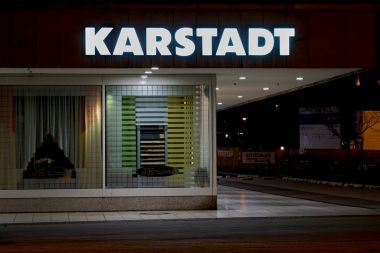  Magdeburg, Almanya 25 Aralık 2017: Magdeburg Almanya'da Karstadt deposunda gece dış görünümü. İlk Karstadt 1881 yılında açılan mağaza                              