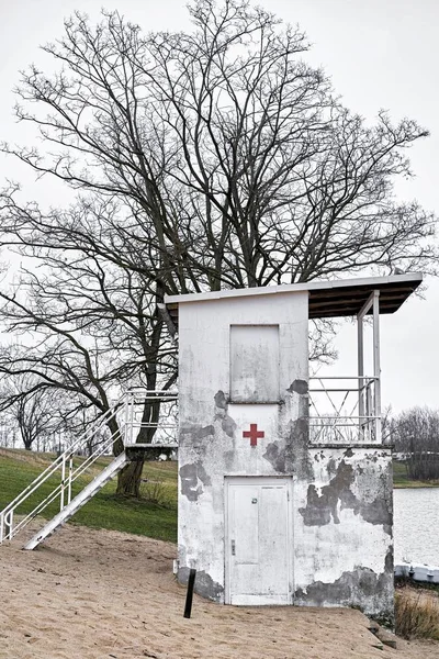 Stary Zniszczone Ratownik Wieża Jeziorze Pobliżu Magdeburga Niemczech — Zdjęcie stockowe