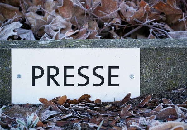 Schild Mit Der Aufschrift Presse Auf Einem Parkplatz Einem Veranstaltungsort — Stockfoto