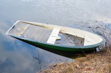 Magdeburg Almanya'da bir gölde batık kürek tekne