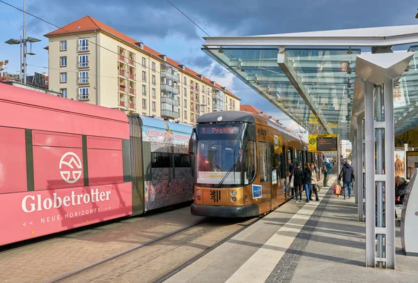 Dresden Tyskland Oktober 2017 Människor Spårvagnshållplats Upptagen Centrum Dresden — Stockfoto