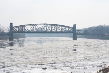 Magdeburg köprü nehir Elbe kışın kaldırın.