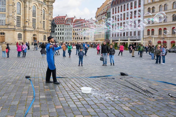 德国德累斯顿 2017年10月12日 德累斯顿老城街头艺人以肥皂泡招待游客 — 图库照片