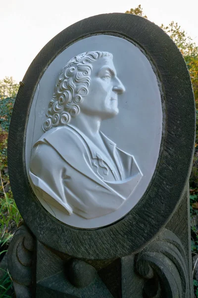 Johann Friedrich Bttger Dresden Brhlsche Terrasse adlı Simyacı anıt. Avrupa porselen mucidi olarak kabul edilir