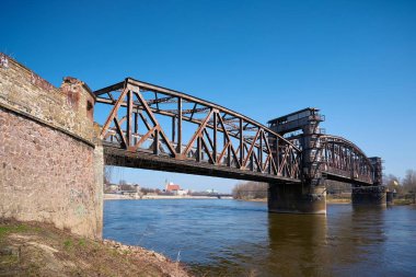 Magdeburg Elbe Nehri üzerindeki tarihi Asansör köprü