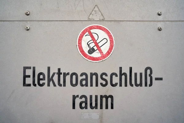 スチールドア 禁煙の標識と碑文の電気的接続部屋 — ストック写真