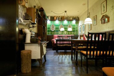 Berlin, Almanya 29 Nisan 2019: Berlin 'deki Nikolai Mahallesi' ndeki eski Berlin Restoranı Mutter Hoppe 'un İçi