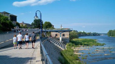Magdeburg, Almanya 15 Haziran 2019: Magdeburg yakınlarındaki Elbe nehri boyunca gezinti yapan aylaklar