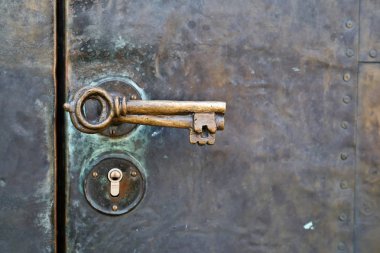 Almanya 'nın Magdeburg kentindeki Petri Kilisesi' nin bronz kapı kolu.                               