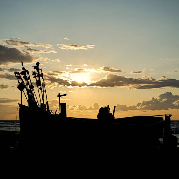 黄昏时分 在靠近雷瓦尔的波兰波罗的海海岸海滩上的渔船 — 图库照片