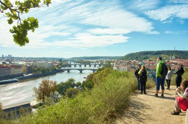Prag, Çek Cumhuriyeti 01 Ekim 2019: Letna Park tepesindeki turistler Prag manzarasının tadını çıkarın                               