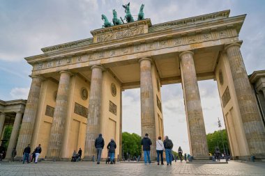 Berlin, Almanya 28 Nisan 2019: Berlin şehir merkezindeki Brandenburg Kapısı önünde turistler