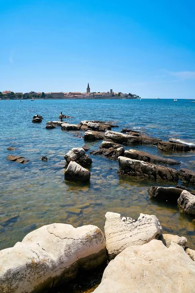 Vista Desde Costa Rocosa Cerca Porec Hasta Casco Antiguo —  Fotos de Stock