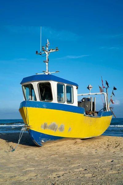 Rewal近くのポーランドバルト海沿岸のビーチでの漁船 — ストック写真