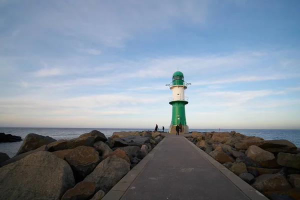 Warnemuende Alemanha Janeiro 2020 Turistas Farol Costa Mar Báltico Perto — Fotografia de Stock