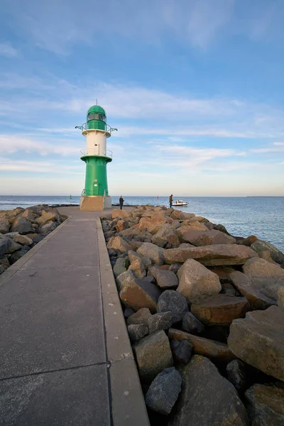 Warnemuende Duitsland Januari 2020 Toeristen Bij Vuurtoren Aan Kust Van — Stockfoto