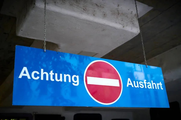 Schild Mit Der Aufschrift Achtung Ausfahrt Einer Tiefgarage Deutschland — Stockfoto