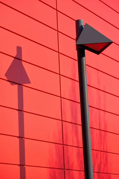 Lámpara Moderna Fachada Una Casa Roja — Foto de Stock