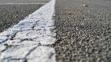  Asfalt yolda beyaz yol işareti                               