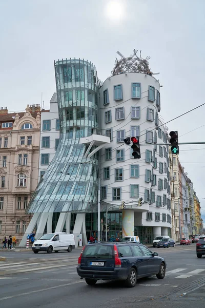 Prague República Checa Outubro 2019 Tráfego Rodoviário Famosa Casa Dança — Fotografia de Stock