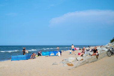  Niechorze, Polonya 1 Eylül 2019: Yazın Niechorze yakınlarındaki Polonya Baltık Denizi sahilinde tatilciler                              