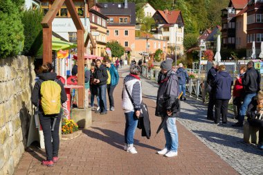  Rathen, Almanya 3 Ekim 2018: Sakson İsviçre 'deki Elbe Kum Taşı Dağları' ndaki tatil beldesi Rathen 'da turistler 